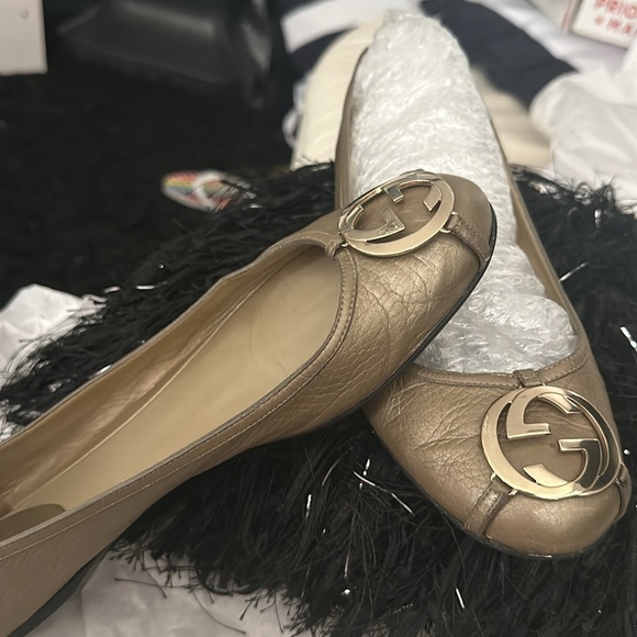 Description:
Gucci flats in metallic taupe leather featuring gold-tone
double G - Picture 9 of 9